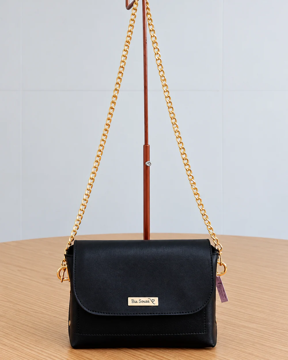 Bolsa preta com aba