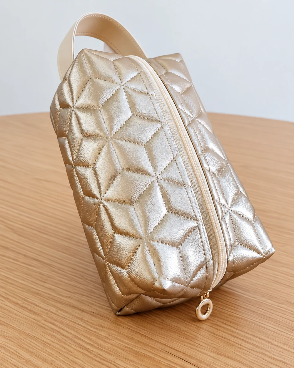 Necessaire dourada geométrica